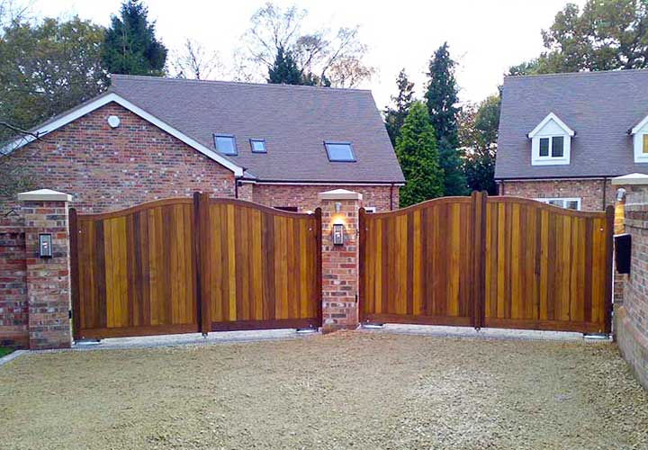 WOODEN AND WOODEN EFFECT GATES 5 Wooden Gates