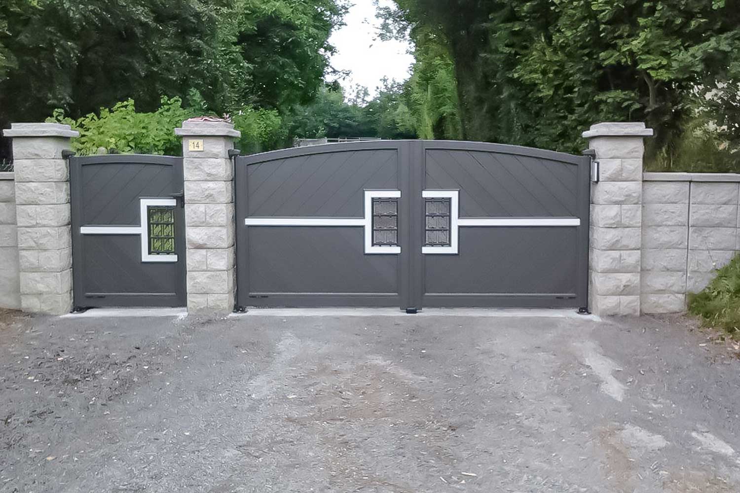 CONFIDENCE Bicolour gates with above ground automation ANTHRACITE GREY