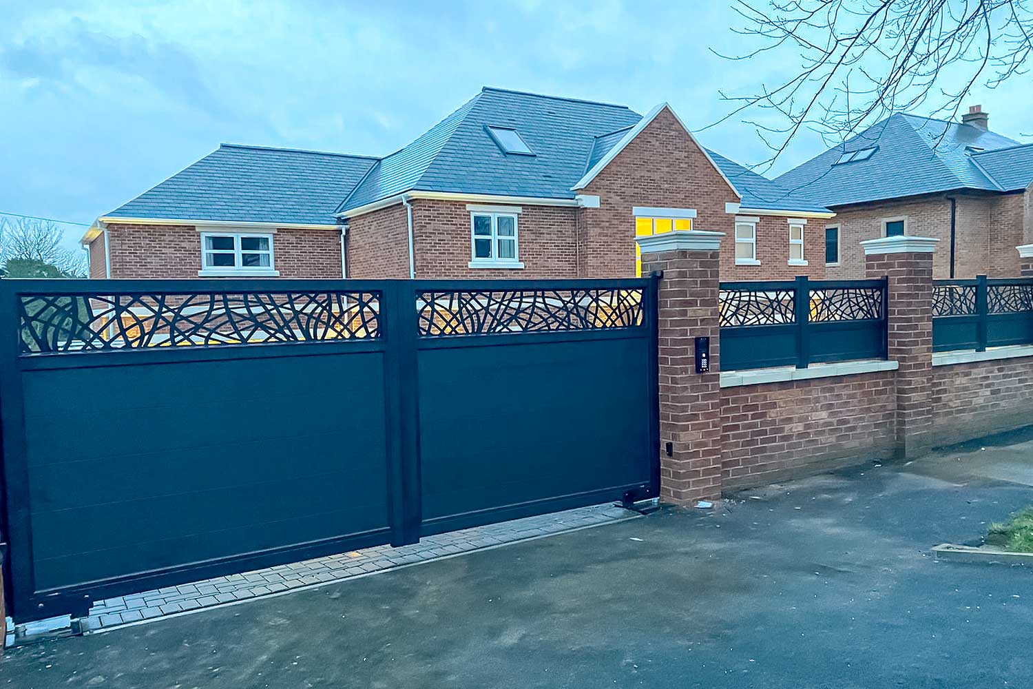 wide shot electric driveway gates lazer collection MUZE SWING GATES WITH COURBES DESIGN BLACK