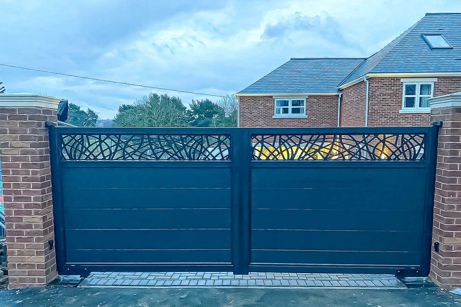 MUZE SWING electric driveway GATES WITH COURBES DESIGN COLOUR