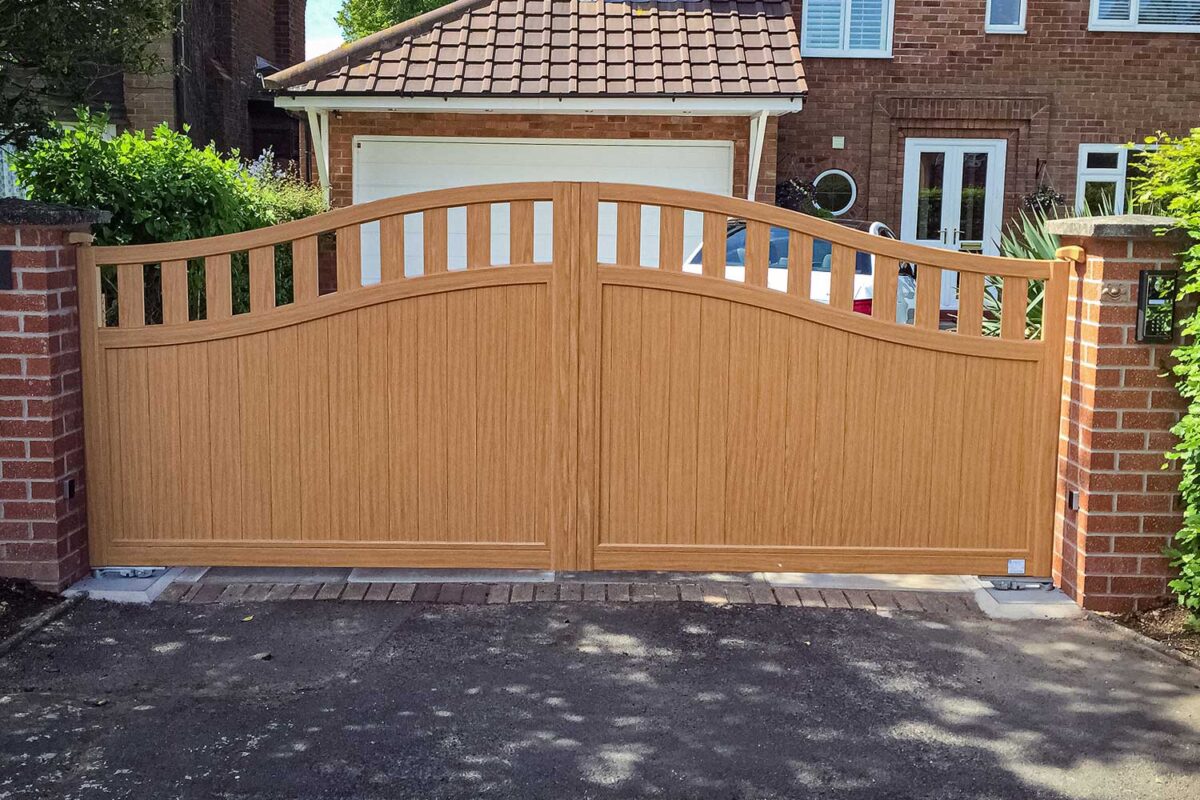 HORIZAL ALUMINIUM WOODGRAIN COLLECTION COUNTRY GATES AND BARRIERS