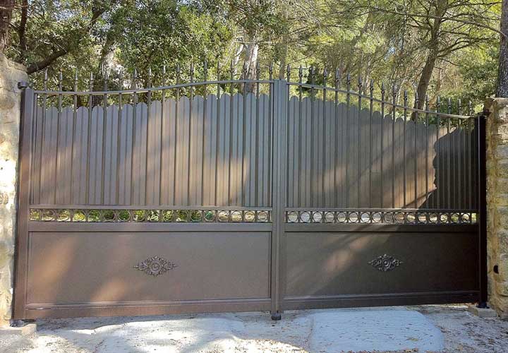 TRADITIONAL STYLE GATES 4 traditional driveway gate aluminium in bronze