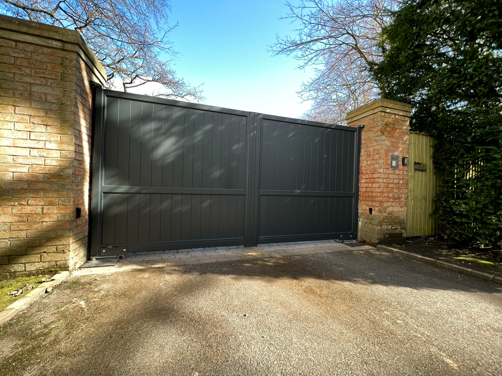 Aluminium Gates with a Flat top in Anthracite Grey