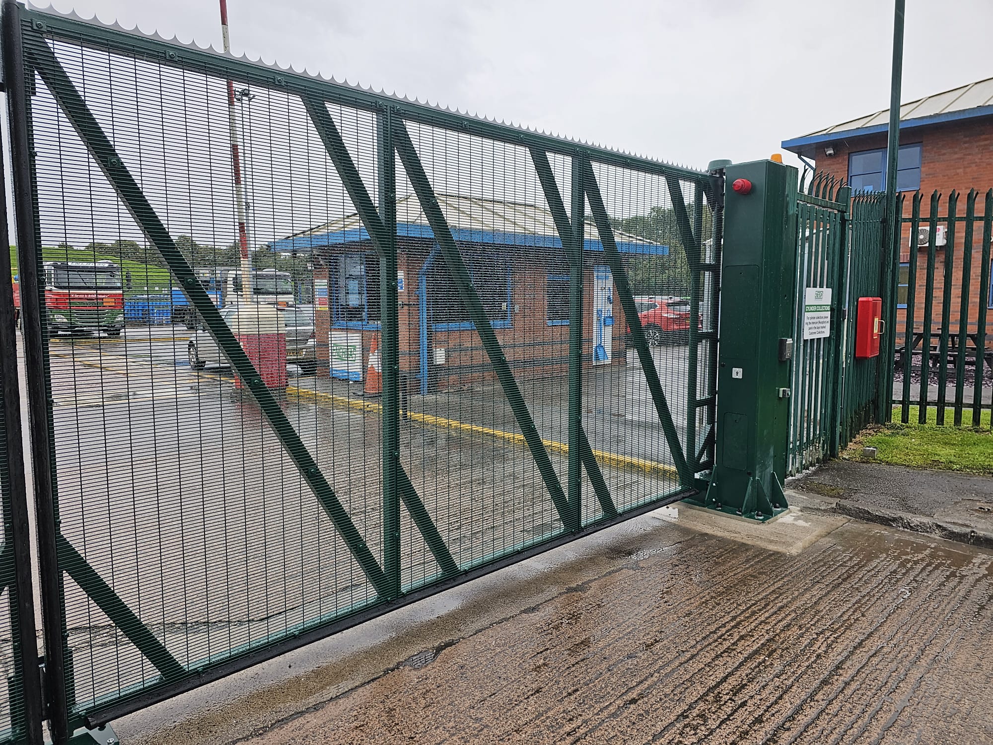 Green Mesh Metal Automated Swing Gate with warning light