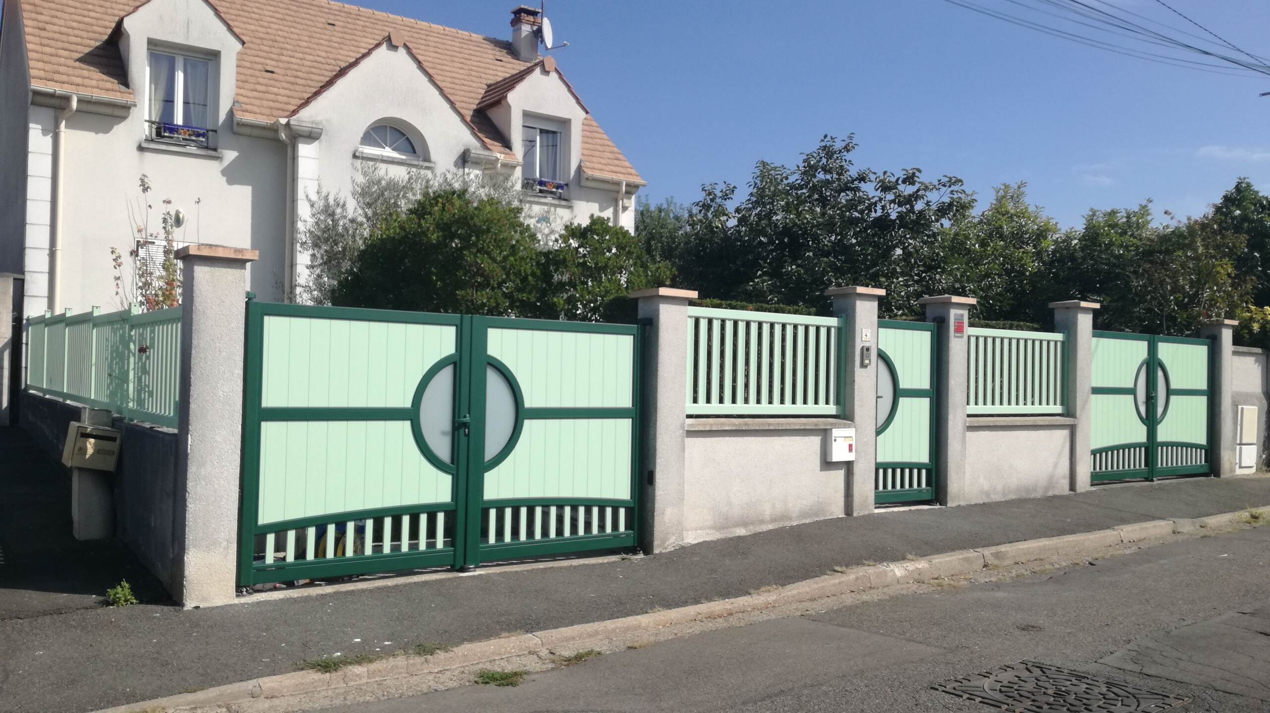 Aluminium Swing Gates outside of a Driveway